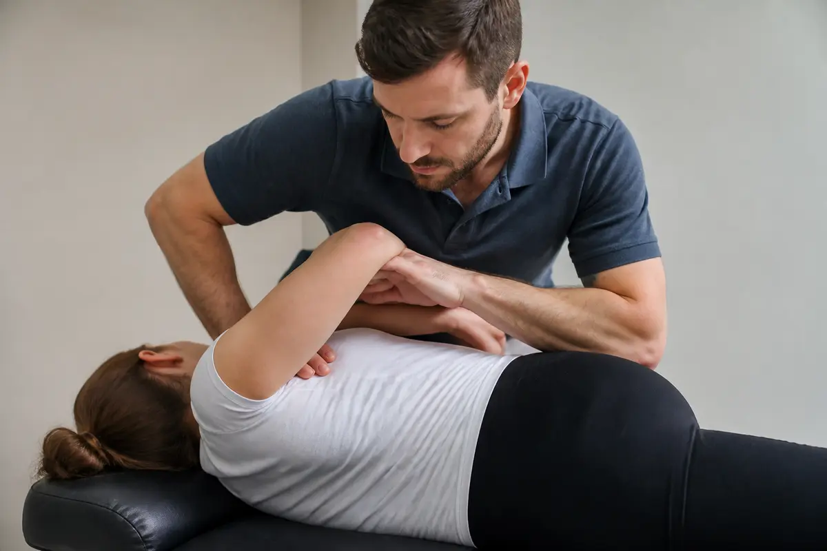 Chiropracteur étude : Métiers, formations et salaires à connaître !