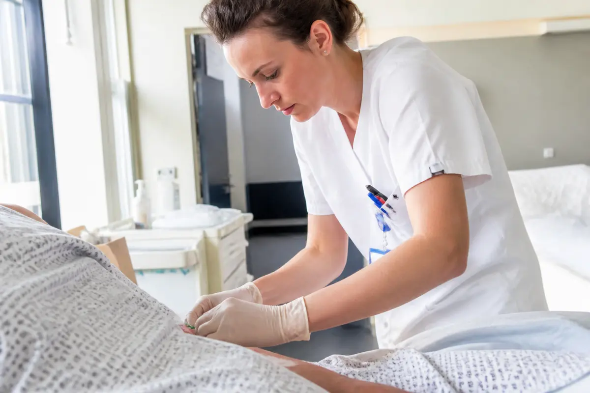 Comment devenir infirmière : Formations, qualités et carrières ?